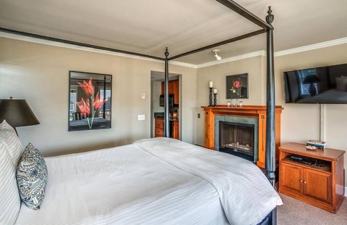 Downtown Cannon Beach Hotel | Cannon Beach Hotel - Premier Queen Room at Cannon Beach Hotel Collection!