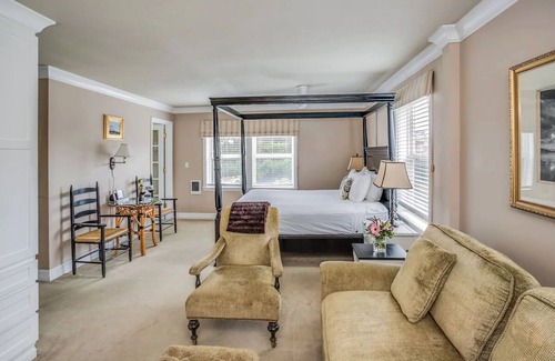 Downtown Cannon Beach Hotel | Cannon Beach Hotel - Deluxe Queen Room at Cannon Beach Hotel Collection