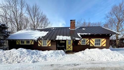 Franconia House | Cannon four bed three bath slopeside home Steps to Mittersill and slopes