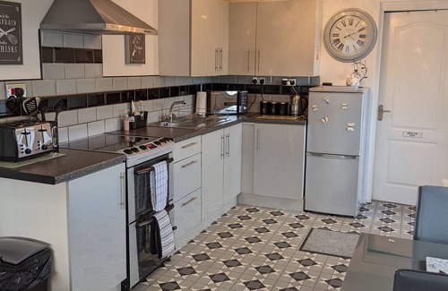 Penrhyndeudraeth House | Canol Cae Cottages Primrose Pet friendly