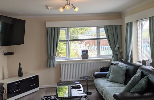 Penrhyndeudraeth House | Canol Cae Cottage Jasmine in Penrhyndeudraeth near Porthmadog. Pet Friendly.