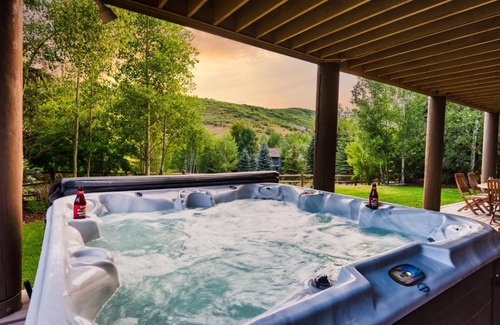 Deer Valley House | Canopy by AvantStay 8 BR Cabin w Hot Tub Movie Theatre Sauna