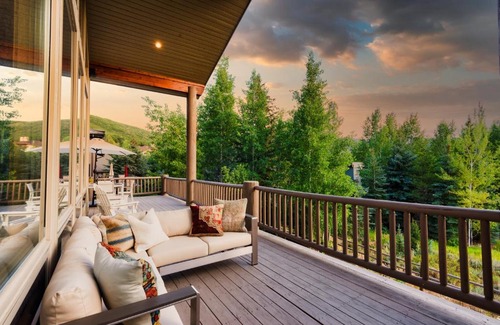 Deer Valley House | Canopy by AvantStay 8 BR Cabin w Hot Tub Movie Theatre Sauna