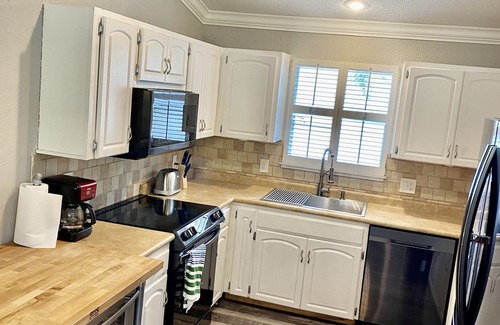 Palm Harbor House | Can’t Beat This Location walk to restaraunts Large House