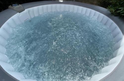 Canterbury House | Canterbury Comfy 6 Bed House with Hot Tub - Entire House