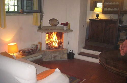 Londa House | Cantina Di Bacco: Charming Cottage, Shared Pool And Valley Views near Florence