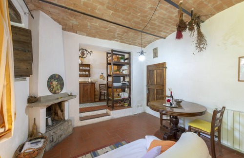 Londa House | Cantina Di Bacco: Charming Cottage, Shared Pool And Valley Views near Florence