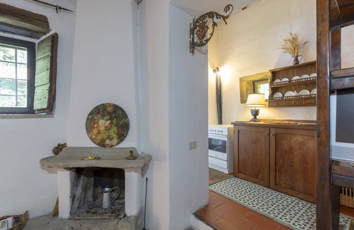Londa House | Cantina Di Bacco: Charming Cottage, Shared Pool And Valley Views near Florence