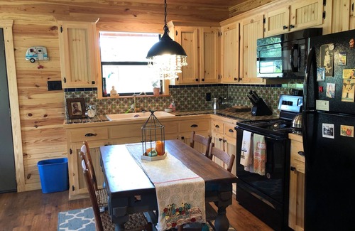 Van Zandt County Cabin | Canton Trade Days cabin! Romantic getaway!