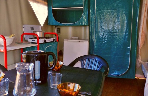 Montpeyroux House | Canvas Bungalow at the edge of the water at Camping La Romiguière *