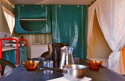 Montpeyroux House | Canvas Bungalow at the edge of the water at Camping La Romiguière *