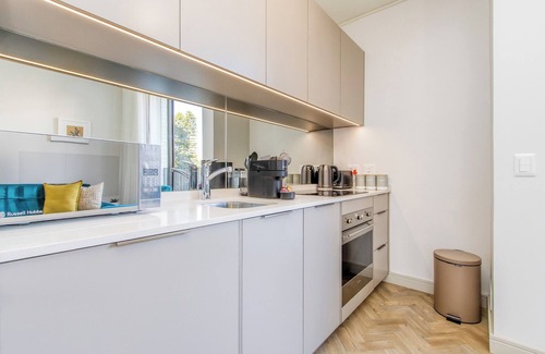 Greater Johannesburg Metropolitan Area Apartment | Canvas of Comfort Beneath Rosebank Skies