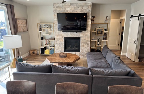 Blaine County House | Canyon Entrance Luxury Charmer - 25 minutes to ski