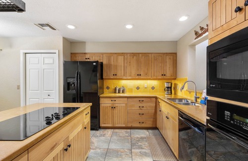 Oak Creek House | Canyon Mesa Getaway, Gated Community, Views, Community Pool & Hot Tub!