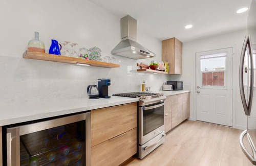 Bay Ho House | Canyon Oasis- Close to Beaches