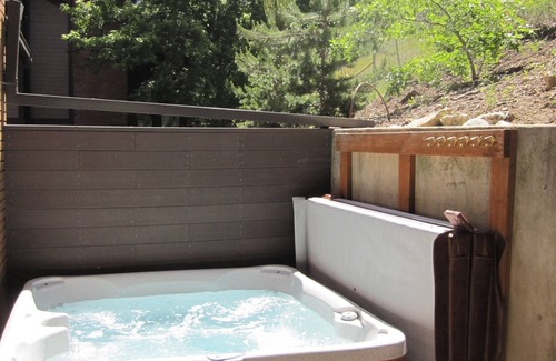 Cottonwood Heights House | Canyon Racquet Townhome Gorgeous REMODEL, garage, near resorts Hot Tub 2 bed 2bt