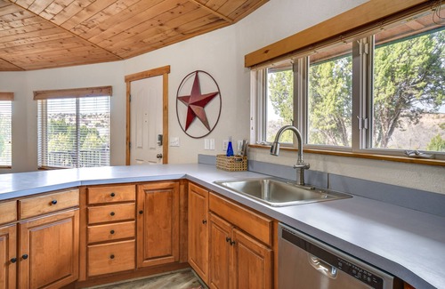 Palisades House | ‘Canyon Rim Retreat’ w/Private Yard & Hot Tub!