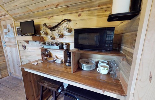 Monticello House | Canyonlands Barn Cabin with Loft, Full Kitchen, Dining Area for Large Groups