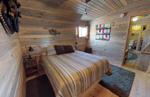 Monticello House | Canyonlands Barn Cabin with Loft, Full Kitchen, Dining Area for Large Groups