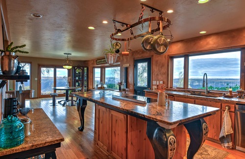 Buhl House | Canyonside Retreat - Park-like setting, Panoramic Views with Hot tub & Firepit!