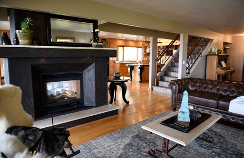 Buhl House | Canyonside Retreat - Park-like setting, Panoramic Views with Hot tub & Firepit!