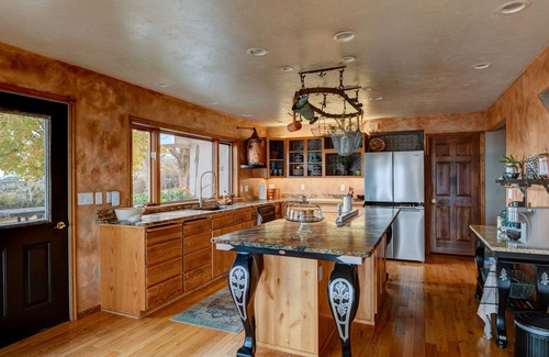 Buhl House | Canyonside Retreat - Park-like setting, Panoramic Views with Hot tub & Firepit!