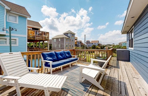 Hatteras House | Cap'n Stilts