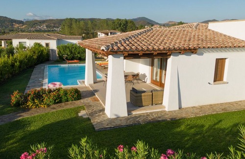 Budoni Villa | "Capannizza Villas", Alipinta , private HEATED pool, 500 meters from the beach.
