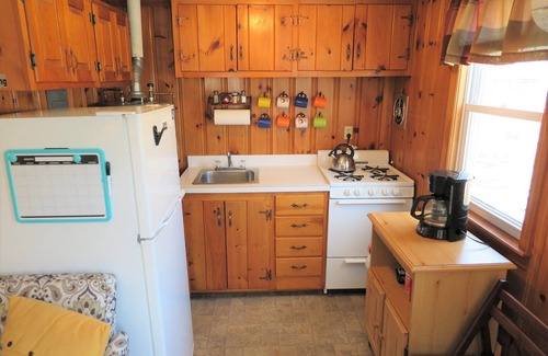 Dennis Port Condo | Cape Cod Beach Cottage-2 bdrm, 1 bath, full kitchen and two minute walk to beach