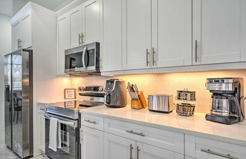 Mariner House | Cape Coral Home w/Screened-In Lanai + Pool!