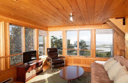 Wellfleet House | Cape Getaway by Leavetown Vacations