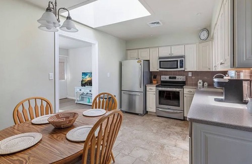 Town Bank House | Cape Mindy HOT TUB Sleeps 8, Dog & EV Friendly, Outdoor Shower