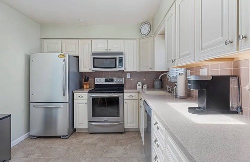 Town Bank House | Cape Mindy HOT TUB Sleeps 8, Dog & EV Friendly, Outdoor Shower