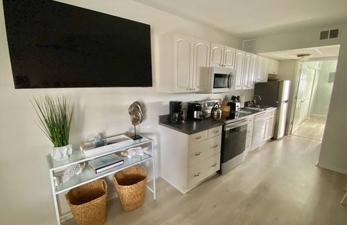 Cape May Condo | Cape Roc Condo with Ocean Views and Heated Pool 1/2 Block to the Beach