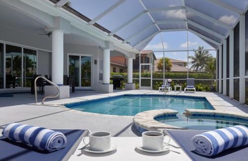 Caloosahatchee House | Cape Serenity- Luxury Waterfront Villa with Kayaks and Bikes