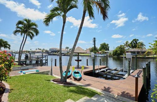 Caloosahatchee House | Cape Serenity- Luxury Waterfront Villa with Kayaks and Bikes