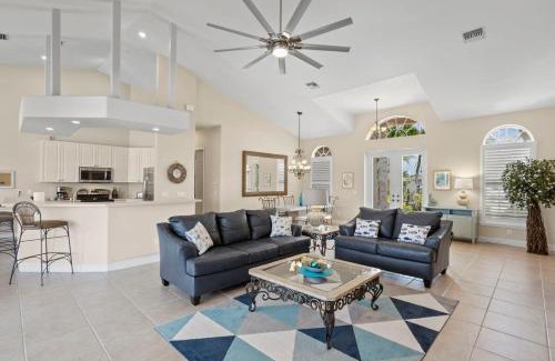 Caloosahatchee House | Cape Serenity- Luxury Waterfront Villa with Kayaks and Bikes