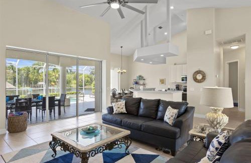 Caloosahatchee House | Cape Serenity- Luxury Waterfront Villa with Kayaks and Bikes