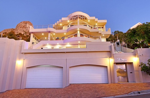Bantry Bay Villa | Cape Town -Bantry Bay - Ocean Views, Pool, WiFi, Security, Parking, Backup Power
