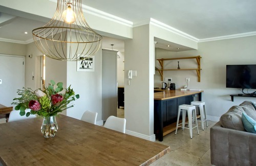 Scott Estate Apartment | Cape Town Townhouse. Panoramic Sea & Mountain Views. Beach 50m. Spectacular!