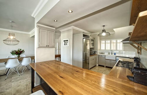 Scott Estate Apartment | Cape Town Townhouse. Panoramic Sea & Mountain Views. Beach 50m. Spectacular!