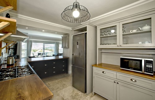 Scott Estate Apartment | Cape Town Townhouse. Panoramic Sea & Mountain Views. Beach 50m. Spectacular!