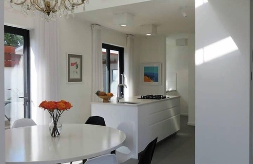 Capri Villa | Cape white villa (Load shedding free)