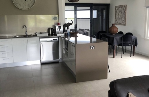 Capel Sound House | Capel Beach Retreat 3min walk to beach, shops & Restaurants