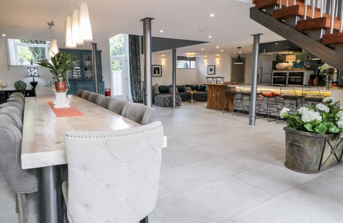 Llanrug Cottage | CAPEL MAWR, BASEMENT 19, pet friendly, with a garden in Llanrug