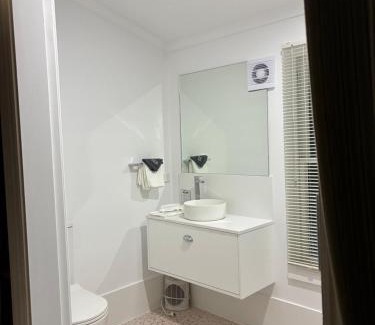Wollombi House | Capers Cottage and Barn Accommodation