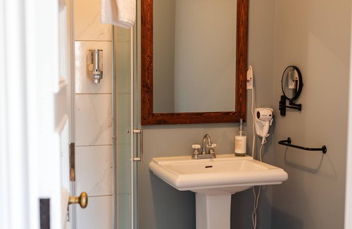 Scotstown Bed & Breakfast | Capharnaüm Gîte - Boutique - Café