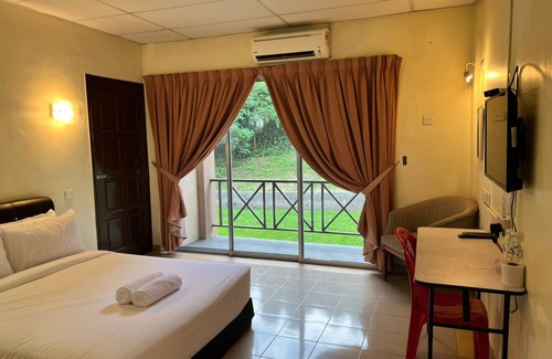 Kampung Kuala Parit Hotel | Capital O 91096 Usas Resort
