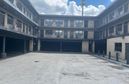 Greater Grand Crossing Hotel | Capital O Empire Motel Chicago I-94