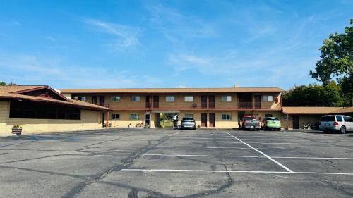 Alpine Township Hotel | Capital O Swan Inn Comstock Park